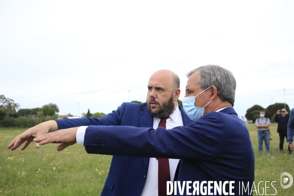 Frejus le 16/05/2021 Thierry Mariani candidat RN  PACA aux elections regionales en campagne à Frejus. Philippe Vardon conseiller municipal de Nice avec Mariani echangent sur l emplacement de la photo officielle des candidats base nature François Leotard