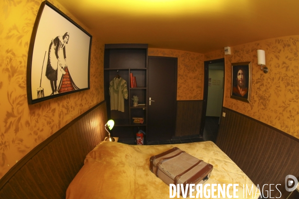 Hotel walled off a paris, une copie de l hotel de banksy