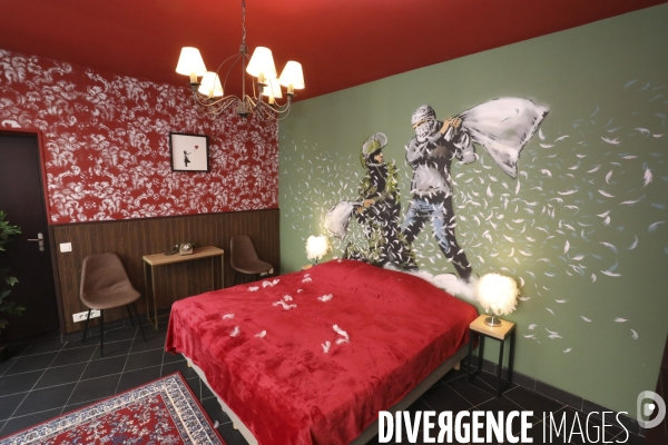 Hotel walled off a paris, une copie de l hotel de banksy