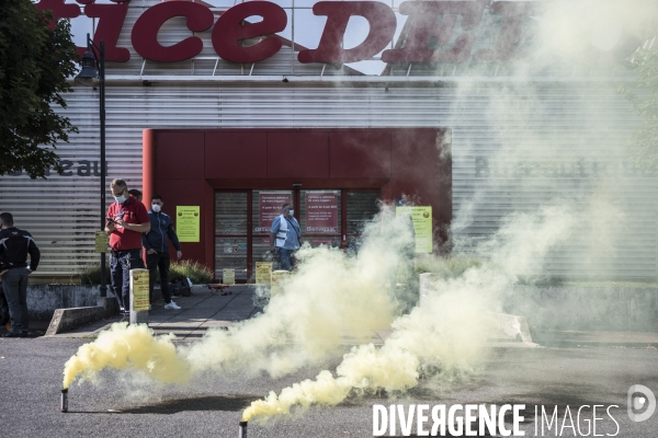 Action de salariés d Office Dépot.