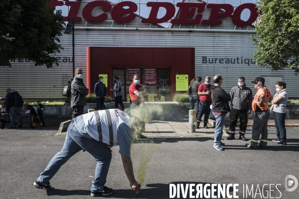 Action de salariés d Office Dépot.