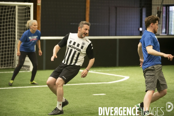 Matthieu ORPHELIN organise un match de football en salle à Angers pour la campagne des régionales avec des élus nationaux d EELV.