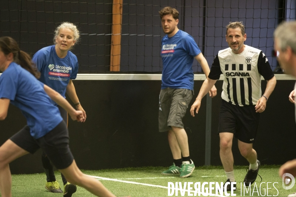 Matthieu ORPHELIN organise un match de football en salle à Angers pour la campagne des régionales avec des élus nationaux d EELV.