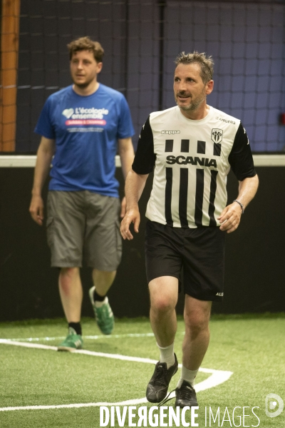 Matthieu ORPHELIN organise un match de football en salle à Angers pour la campagne des régionales avec des élus nationaux d EELV.