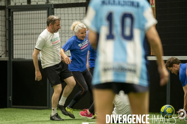 Matthieu ORPHELIN organise un match de football en salle à Angers pour la campagne des régionales avec des élus nationaux d EELV.