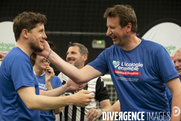 Matthieu ORPHELIN organise un match de football en salle à Angers pour la campagne des régionales avec des élus nationaux d EELV.