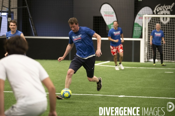 Matthieu ORPHELIN organise un match de football en salle à Angers pour la campagne des régionales avec des élus nationaux d EELV.