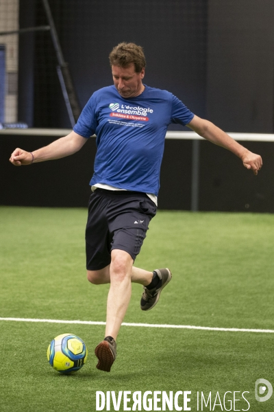 Matthieu ORPHELIN organise un match de football en salle à Angers pour la campagne des régionales avec des élus nationaux d EELV.