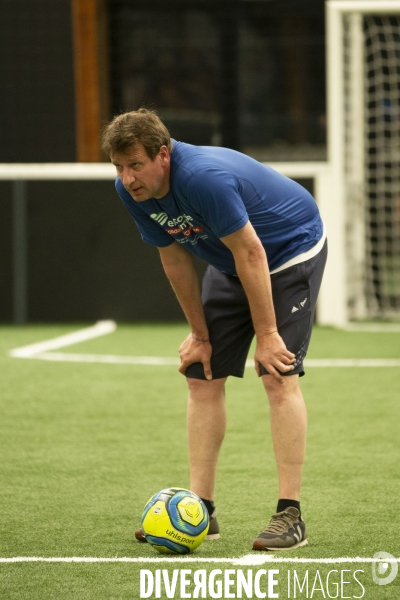 Matthieu ORPHELIN organise un match de football en salle à Angers pour la campagne des régionales avec des élus nationaux d EELV.