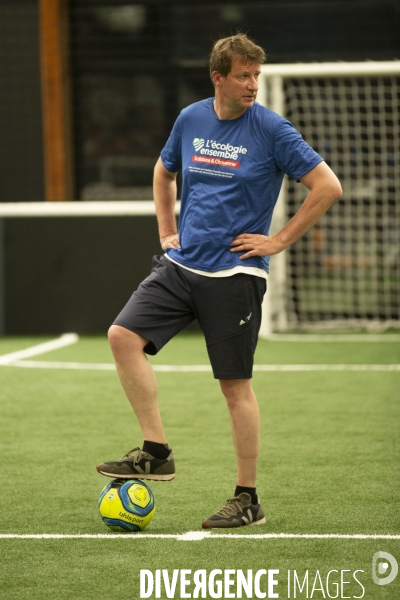 Matthieu ORPHELIN organise un match de football en salle à Angers pour la campagne des régionales avec des élus nationaux d EELV.