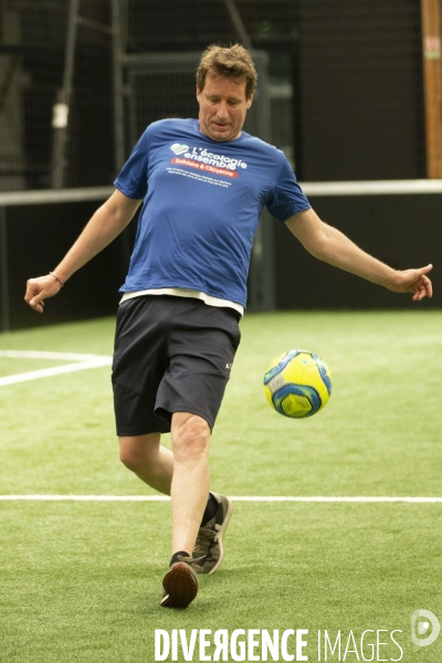 Matthieu ORPHELIN organise un match de football en salle à Angers pour la campagne des régionales avec des élus nationaux d EELV.