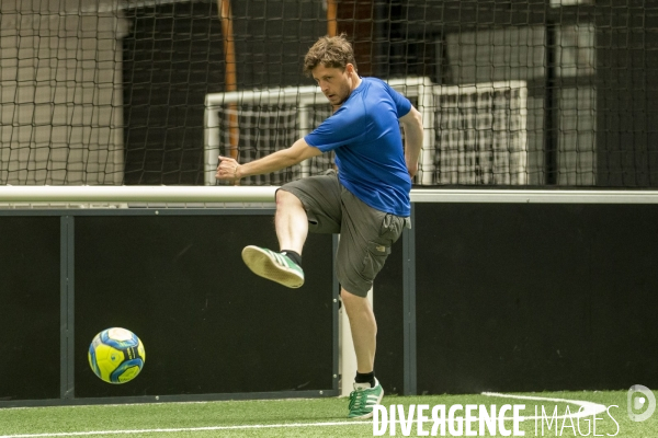 Matthieu ORPHELIN organise un match de football en salle à Angers pour la campagne des régionales avec des élus nationaux d EELV.