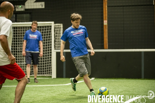 Matthieu ORPHELIN organise un match de football en salle à Angers pour la campagne des régionales avec des élus nationaux d EELV.