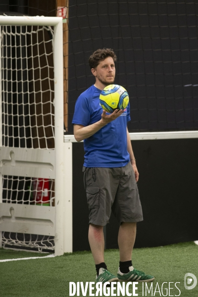 Matthieu ORPHELIN organise un match de football en salle à Angers pour la campagne des régionales avec des élus nationaux d EELV.