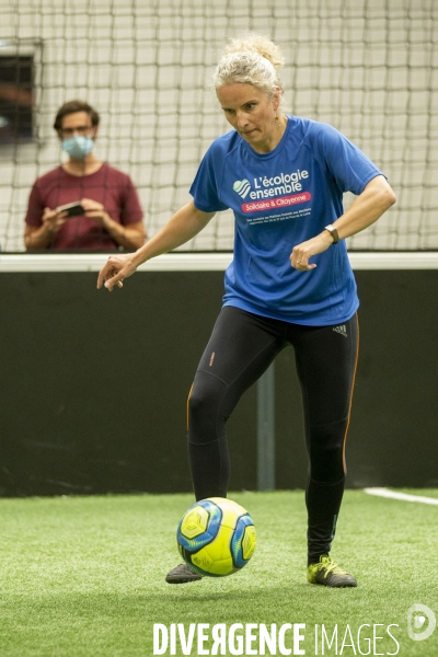 Matthieu ORPHELIN organise un match de football en salle à Angers pour la campagne des régionales avec des élus nationaux d EELV.