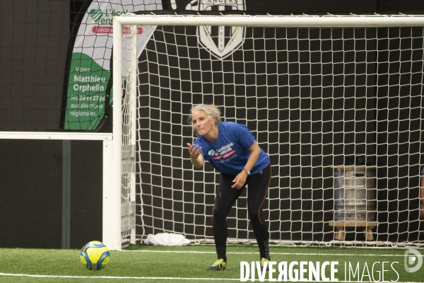 Matthieu ORPHELIN organise un match de football en salle à Angers pour la campagne des régionales avec des élus nationaux d EELV.