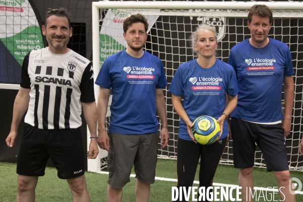 Matthieu ORPHELIN organise un match de football en salle à Angers pour la campagne des régionales avec des élus nationaux d EELV.