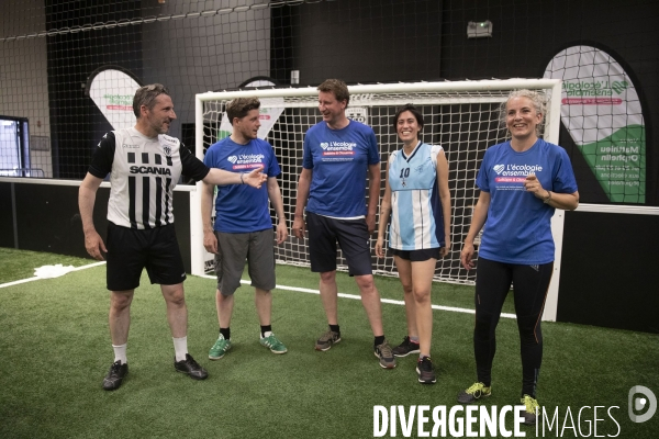 Matthieu ORPHELIN organise un match de football en salle à Angers pour la campagne des régionales avec des élus nationaux d EELV.