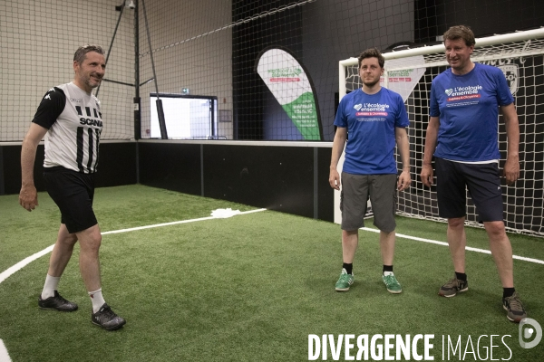 Matthieu ORPHELIN organise un match de football en salle à Angers pour la campagne des régionales avec des élus nationaux d EELV.