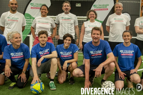 Matthieu ORPHELIN organise un match de football en salle à Angers pour la campagne des régionales avec des élus nationaux d EELV.