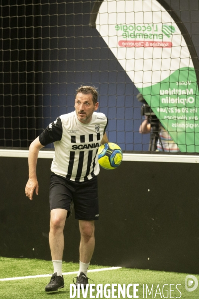 Matthieu ORPHELIN organise un match de football en salle à Angers pour la campagne des régionales avec des élus nationaux d EELV.