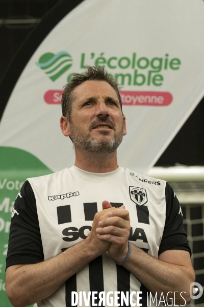 Matthieu ORPHELIN organise un match de football en salle à Angers pour la campagne des régionales avec des élus nationaux d EELV.
