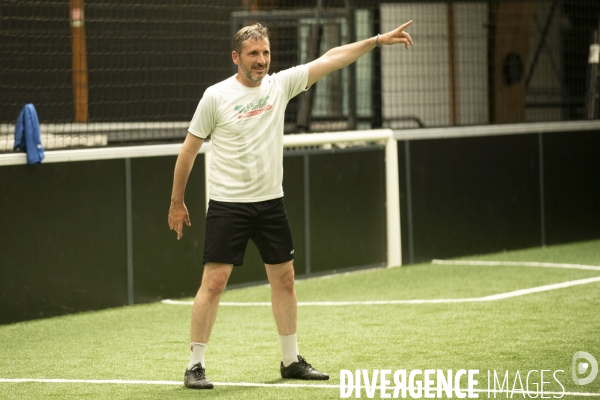 Matthieu ORPHELIN organise un match de football en salle à Angers pour la campagne des régionales avec des élus nationaux d EELV.