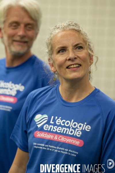 Matthieu ORPHELIN organise un match de football en salle à Angers pour la campagne des régionales avec des élus nationaux d EELV.