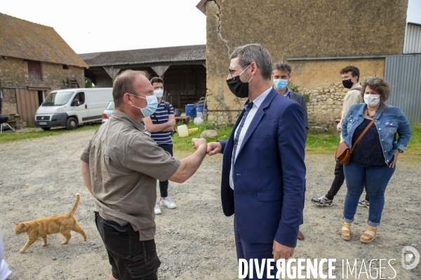 Mathieu ORPHELIN, tête de liste en région Pays de la Loire, en campagne électorale en Mayenne.