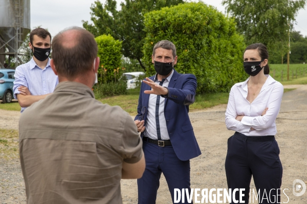 Mathieu ORPHELIN, tête de liste en région Pays de la Loire, en campagne électorale en Mayenne.