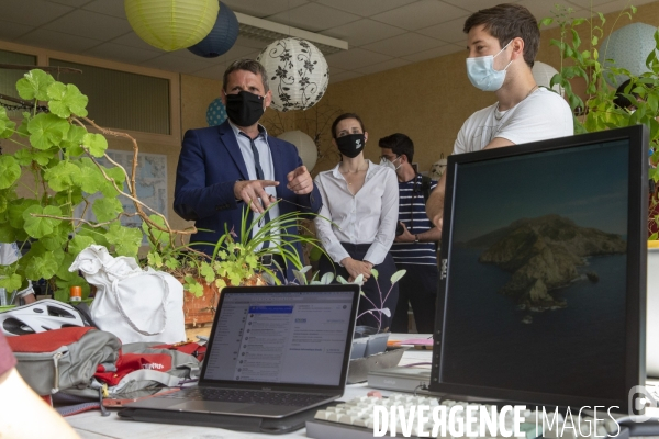 Mathieu ORPHELIN, tête de liste en région Pays de la Loire, en campagne électorale en Mayenne.