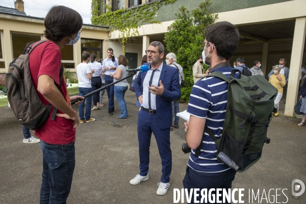 Mathieu ORPHELIN, tête de liste en région Pays de la Loire, en campagne électorale en Mayenne.