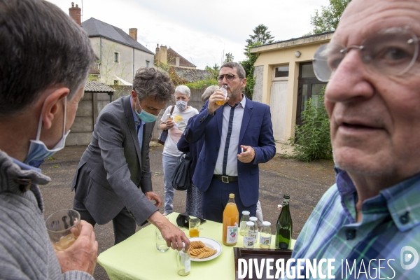 Mathieu ORPHELIN, tête de liste en région Pays de la Loire, en campagne électorale en Mayenne.