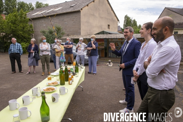 Mathieu ORPHELIN, tête de liste en région Pays de la Loire, en campagne électorale en Mayenne.