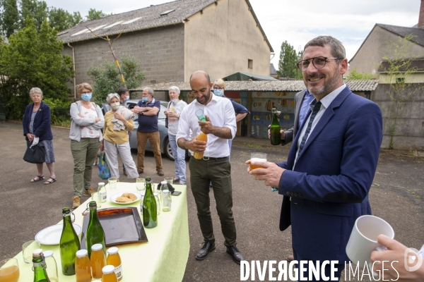 Mathieu ORPHELIN, tête de liste en région Pays de la Loire, en campagne électorale en Mayenne.