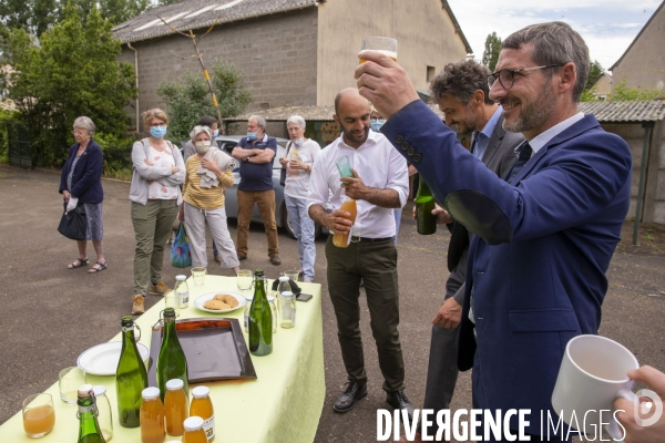 Mathieu ORPHELIN, tête de liste en région Pays de la Loire, en campagne électorale en Mayenne.