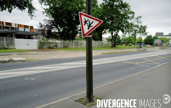 Panneau de signalisation à l envers à Clichy sous Bois