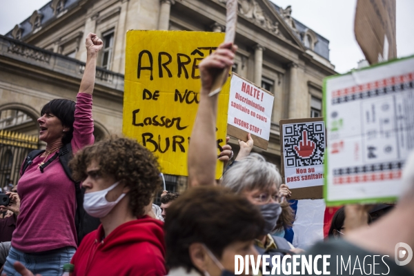 Manifestation a paris contre le pass sanitaire.