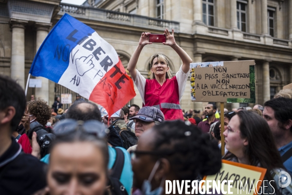 Manifestation a paris contre le pass sanitaire.