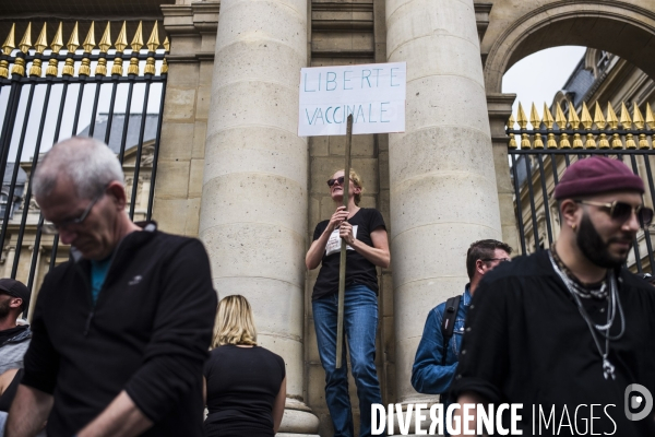 Manifestation a paris contre le pass sanitaire.