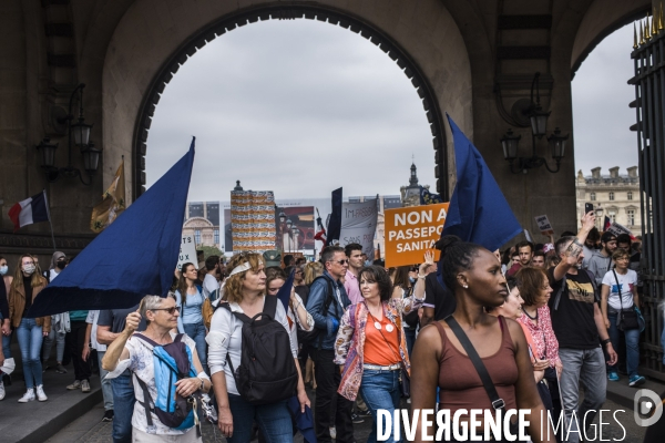 Manifestation a paris contre le pass sanitaire.