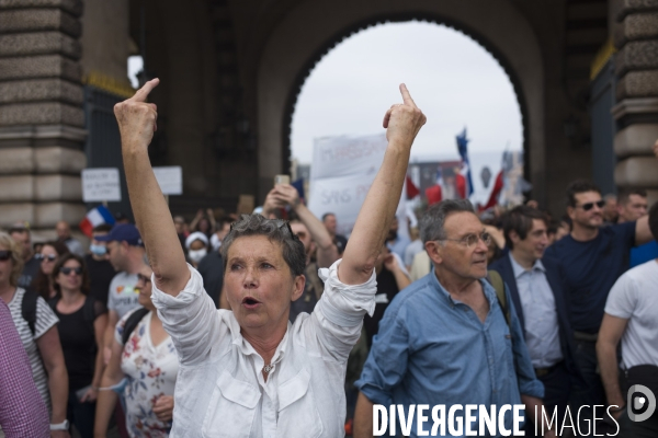 Manifestation a paris contre le pass sanitaire.