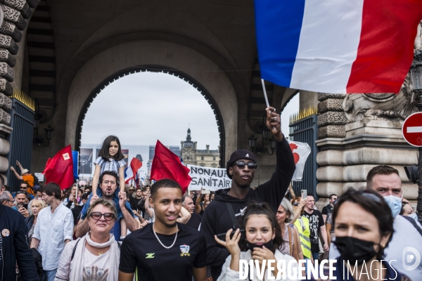 Manifestation a paris contre le pass sanitaire.