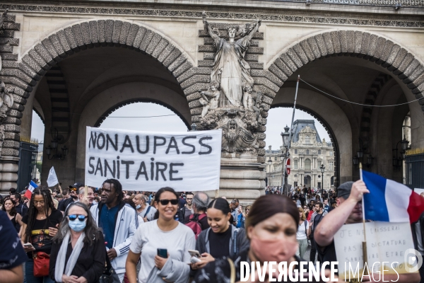 Manifestation a paris contre le pass sanitaire.