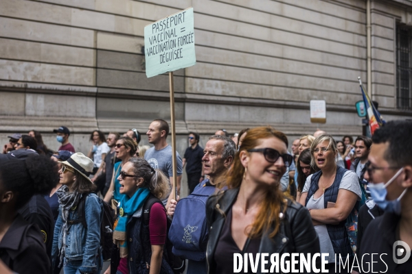 Manifestation a paris contre le pass sanitaire.