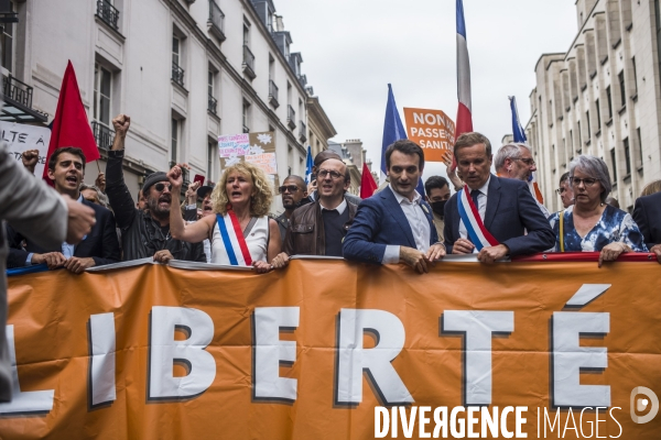 Manifestation a paris contre le pass sanitaire.