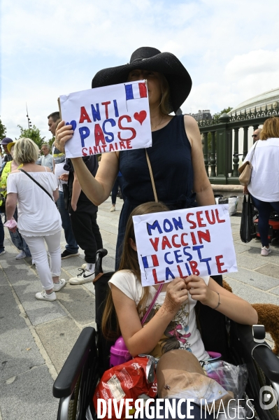 Manifestation contre le projet de passe sanitaire, à Paris le 24 juillet 2021. Demonstration against sanitary pass.