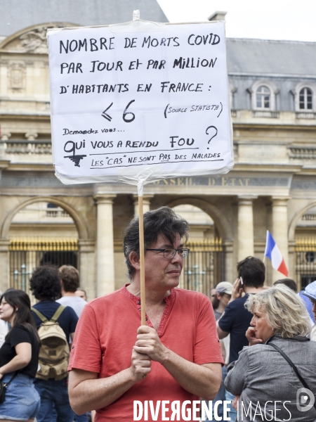 Manifestation contre le projet de passe sanitaire, à Paris le 24 juillet 2021. Demonstration against sanitary pass.