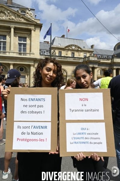 Manifestation contre le projet de passe sanitaire, à Paris le 24 juillet 2021. Demonstration against sanitary pass.