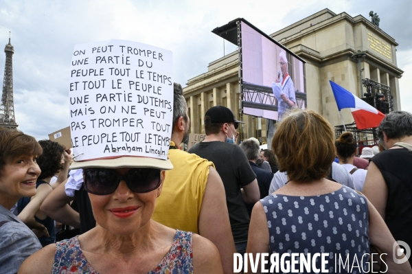 Manifestation contre le projet de passe sanitaire, place du Trocadéro, le 24 juillet à Paris. Demonstration against sanitary pass.